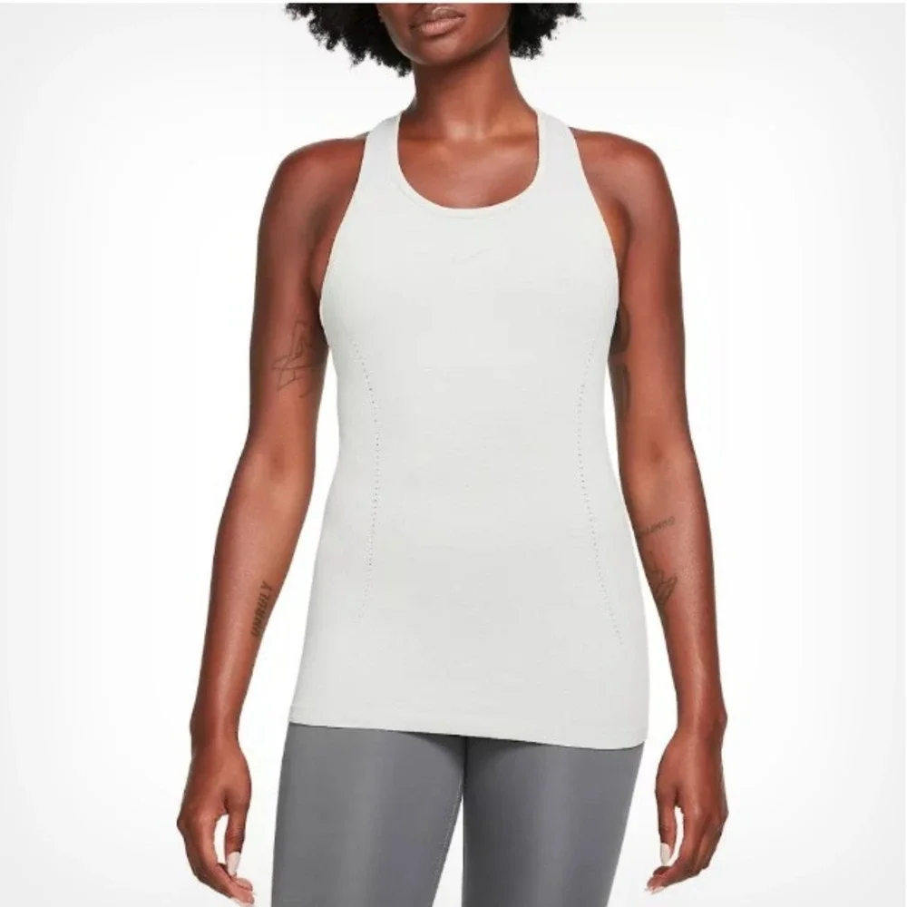 Nike Women's Tank top Nike Dri-FIT ADV Aura,‎ Silver, Medium